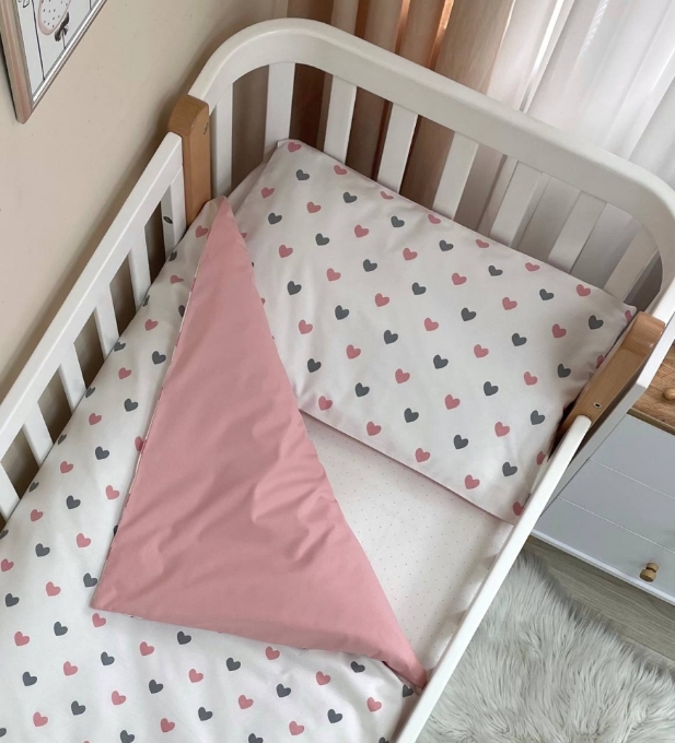 Set lenjerie de schimb pentru patut bebe 3 piese Inimioare roz-gri (1)